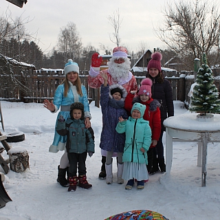 На Бору полицейский Дед Мороз поздравил детей из многодетной семьи 2
