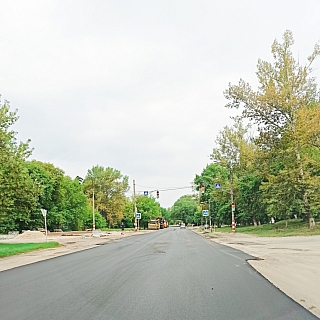 Второй слой асфальта начали укладывать на Стекольном 2