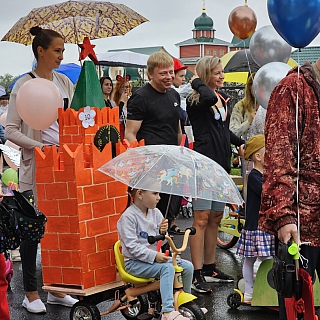 Чебурашка, циркачи и танки прошли по улицам Бора 1