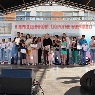 Социально успешные семьи наградили на Бору в День России 8