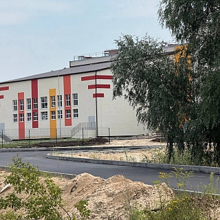 У новой школы на намыве появился новый асфальт 1