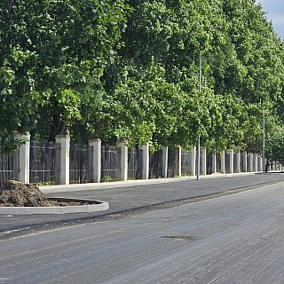 Асфальт, стоянка и тротуар появились у городского парка 3