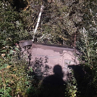 Два автомобиля улетели в кювет на Бору 2