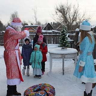 На Бору полицейский Дед Мороз поздравил детей из многодетной семьи 3