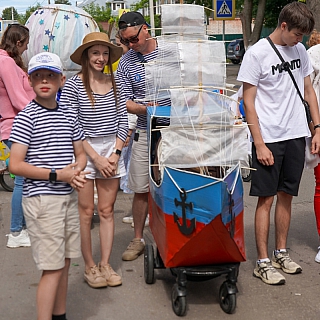 На Бору, по главной улице города, прошёл праздничный парад колясок 6