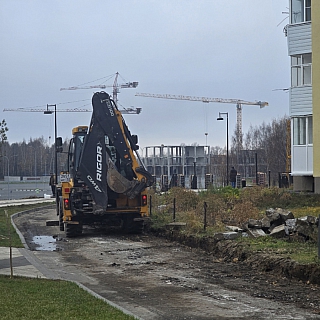 У многоэтажки рядом с канаткой началось благоустройство двора 1