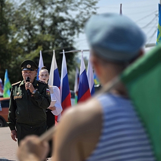 Расплескалась синева, десантники в центре Бора 7