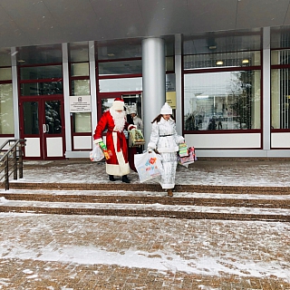 В рамках благотворительной акции «Мандарин» активисты доставили подарки детям. 4