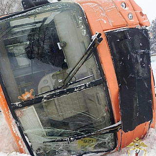 Сотрудники ГАИ работают на месте ДТП с рейсовым автобусом 4