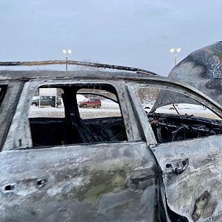 Автомобиль сгорел рядом с АЗС в городе Бор 2