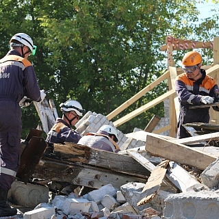 Рухнувший дом, поиск и спасение людей из-под завалов: завершился первый день Всероссийских сборов спасателей на Бору 4