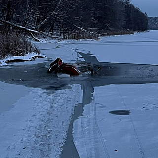 Отчаянный мотоциклист провалился под лед 1
