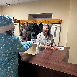 Школьники поздравили медиков 3