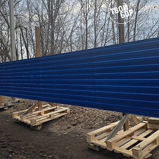 Синий забор на бывшей парковке у Теплоходской развязки предвещает строительство 3