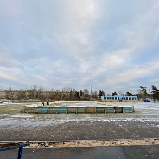 На стадионе "Кварц" ведётся установка хоккейной коробки для юных любителей хоккея 2