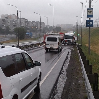 Бензовоз развернуло на Борском мосту 3