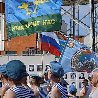 Расплескалась синева, десантники в центре Бора 5