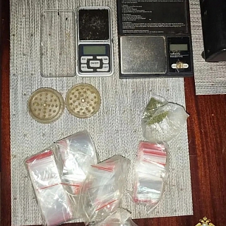 Если в окне горит светодиодная лампа, это необязательно помидорки выращивают... 6