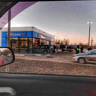 Автомобиль въехал в заправку на Бору 1