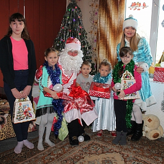 На Бору полицейский Дед Мороз поздравил детей из многодетной семьи 1