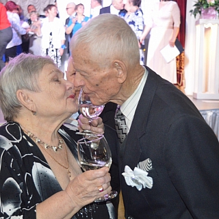 Свадебных юбиляров поздравляли в КЦ «Теплоход» 24 ноября 7