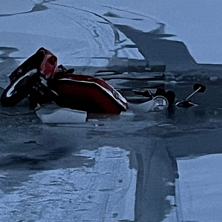 Отчаянный мотоциклист провалился под лед 3