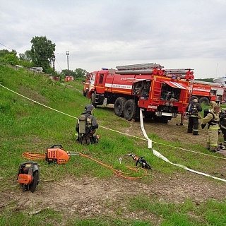 Спасатели тушили теплоход в п. Октябрьский 1