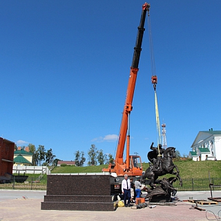 Сегодня утром на Бор была доставлена скульптура Георгия Победоносца 5