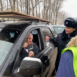 Борские госавтоинспекторы и ребята из отряда ЮИД  подарили участникам дорожного движения «ангелочков» 3