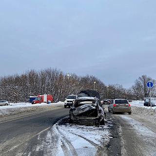 Автомобиль сгорел рядом с АЗС в городе Бор 3