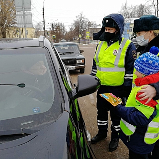Письма водителям раздают учащиеся школ на Бору 4