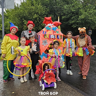 Чебурашка, циркачи и танки прошли по улицам Бора 4