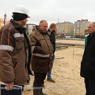 Алексей Боровский посетил строительную площадку новой школы на улице Луначарского 1