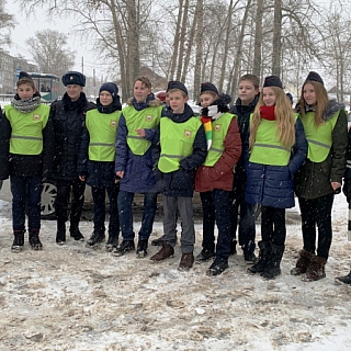 Борские госавтоинспекторы и ребята из отряда ЮИД  подарили участникам дорожного движения «ангелочков» 4