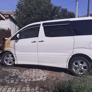 Автомобиль Тойота Альфард горел ночью 19 августа в городе Бор 1