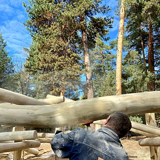 На Моховых началась установка новой игровой площадки 1