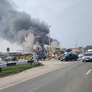 Крупный пожар на складе пиломатериалов в центре Бора 1