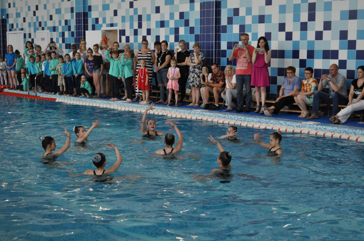Юные син­хро­нист­ки со­стя­за­лись за «Olympia Cup» на Бо­ру в День за­щи­ты де­тей