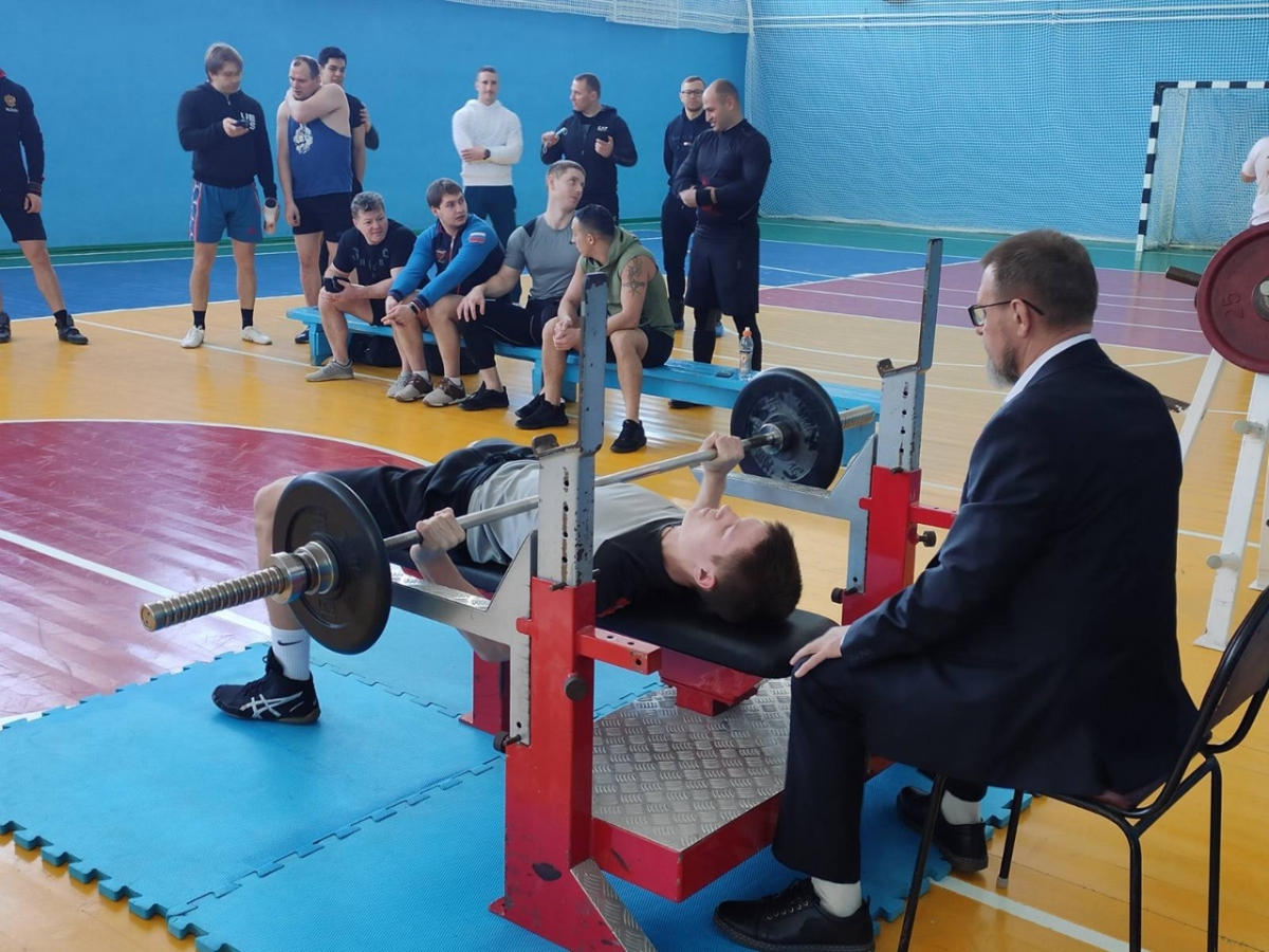 В спорткомплексе "Водник" прошли традиционные соревнования по русскому жиму, посвященные Дню Защитника Отечества