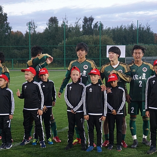 Товарищеский матч по футболу с японцами прошел на Бору 6