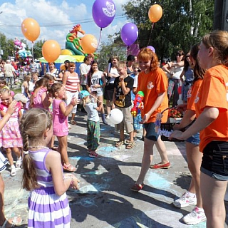 Четыре «ГАЗели» мороженого бесплатно раздали жителям Бора 5