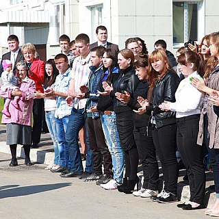 12 детей-сирот получили квартиры на Бору 2