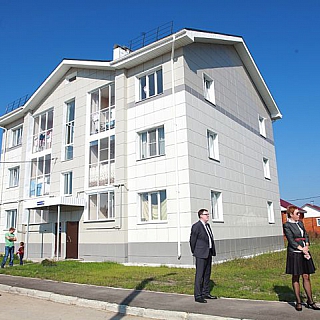 12 детей-сирот получили квартиры на Бору 1