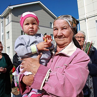 12 детей-сирот получили квартиры на Бору 5