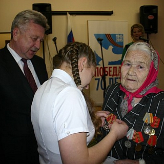 Вручение юбилейных медалей ветеранам в честь 70-летия Победы в Великой Отечественной войне 1