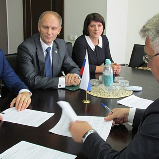 Подписание соглашения о сотрудничестве между администрацией округа и Сбербанком России. 2