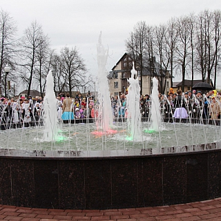 Свето-музыкальный фонтан торжественно открыли на Бору 7