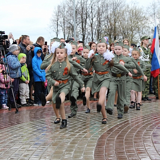 Свето-музыкальный фонтан торжественно открыли на Бору 5
