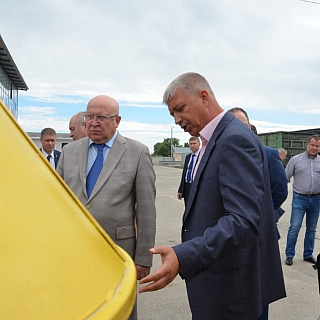 27 июня 2017 года Губернатор Нижегородской области, Валерий Шанцев, посетил в городе Бор утильный двор и предприятие "МагистральИнвест" 4
