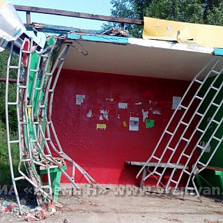 Пассажирский автобус врезался в остановку в Борском районе: пострадал 5-летний ребенок-инвалид 2